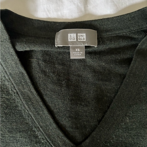 Uniqlo Men’s X-Small V Neck Sweaters Green - Picture 2 of 3